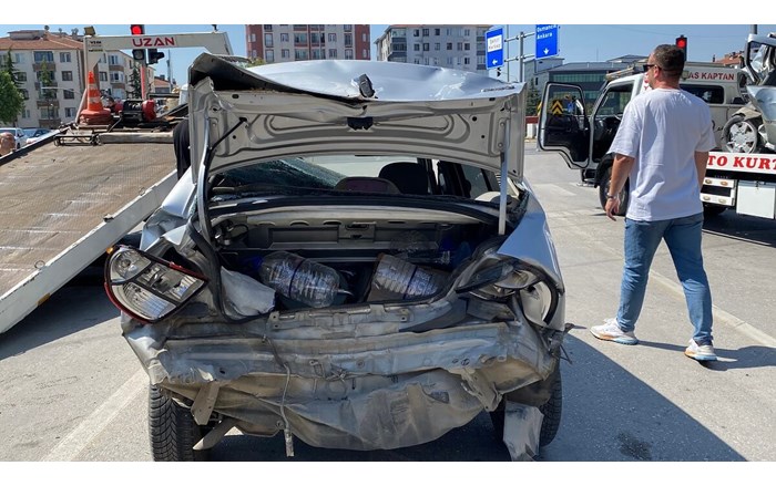 Çarpışmanın etkisiyle savrulan araçlar da büyük çapta maddi hasar oluştu (2)