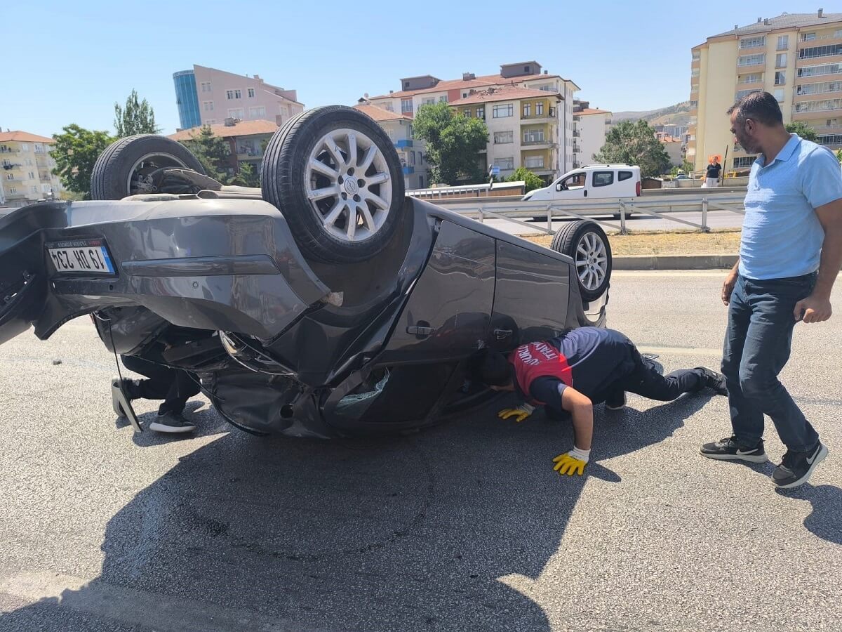 Çarpmanın etkisiyle araçlardan birisi takla atarak ters döndü