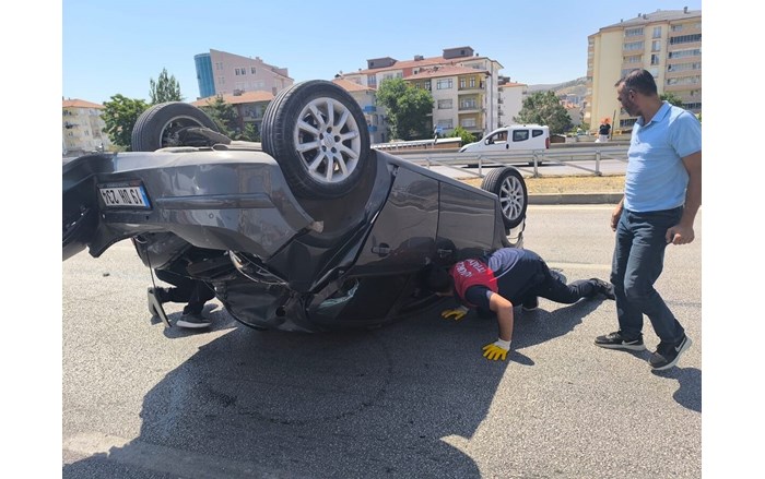 Çarpmanın etkisiyle araçlardan birisi takla atarak ters döndü