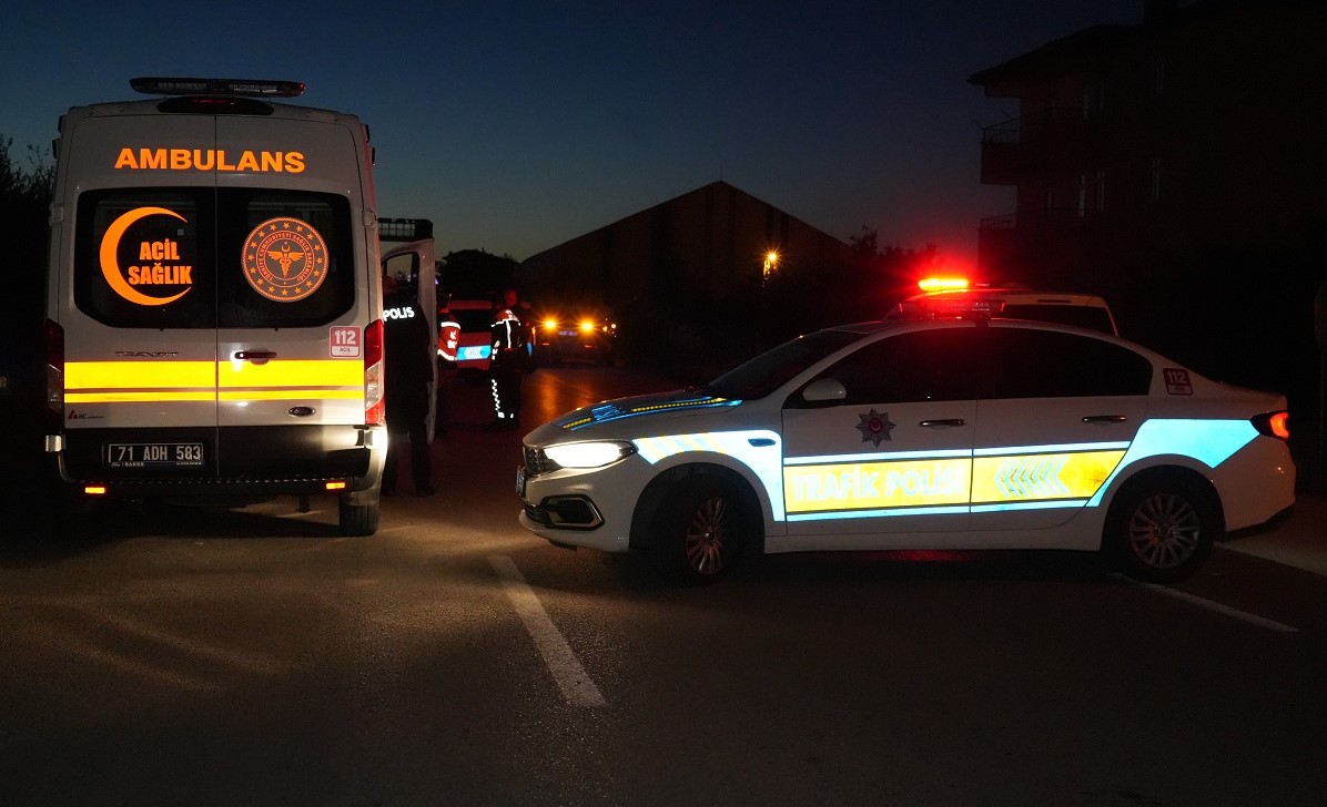 Çarpmanın şiddetiyle genç sürücü camdan fırlayarak metrelerce uzağa savruldu