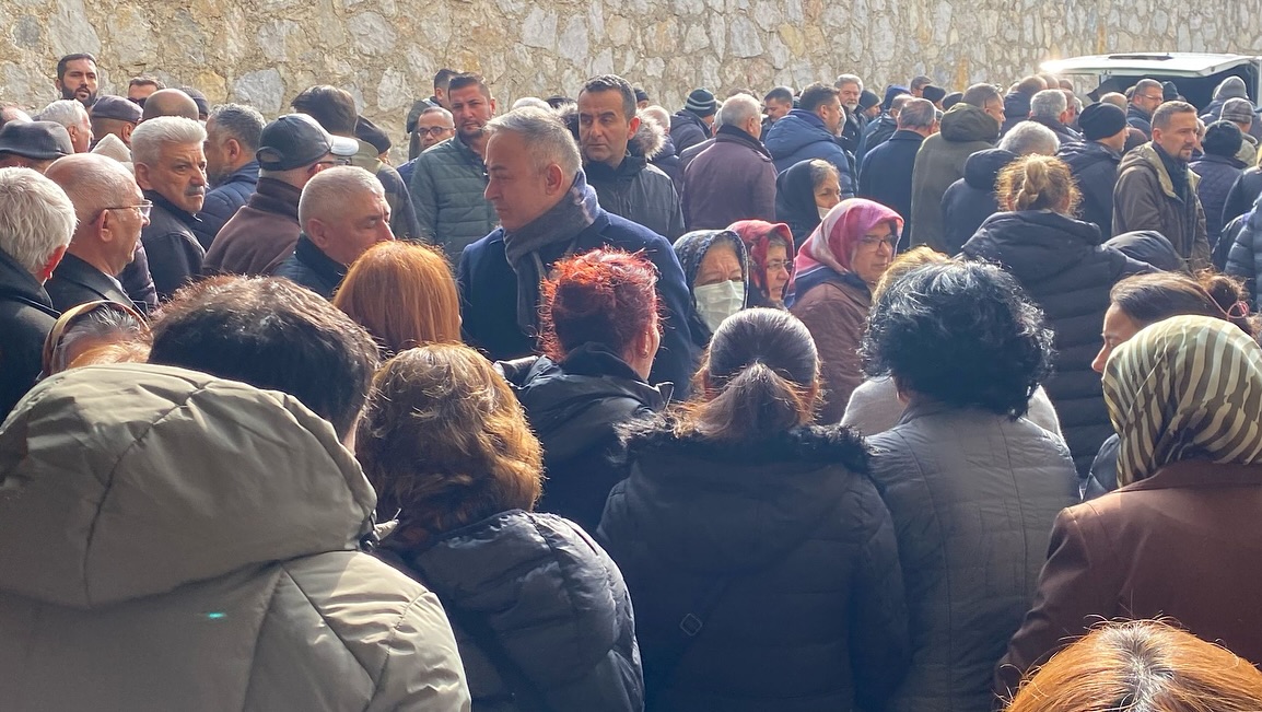 cenaze törenine kalabalık bir topluluk katıldı (1)