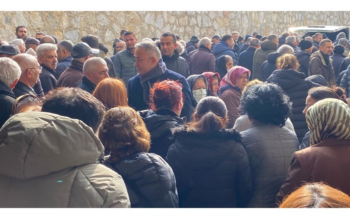 cenaze törenine kalabalık bir topluluk katıldı (1)