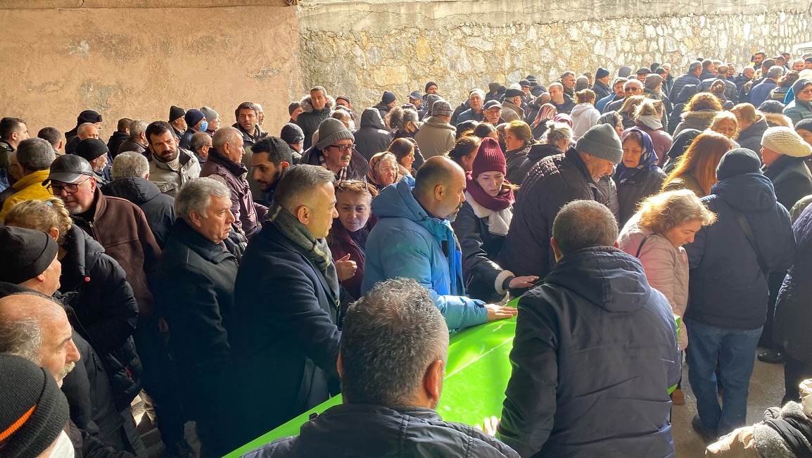 cenaze törenine kalabalık bir topluluk katıldı (2)