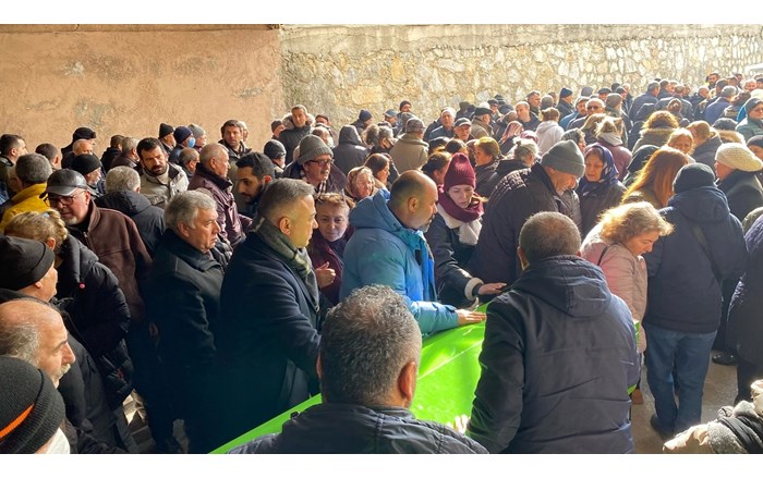 cenaze törenine kalabalık bir topluluk katıldı (2)