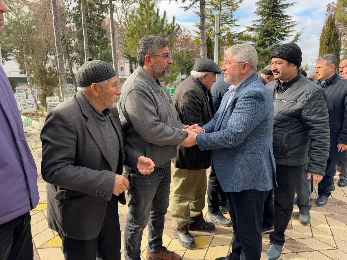 Cenaze törenine katılan Belediye Başkanı Halil İbrahim Aşgın, taziye dileklerini iletti (1)