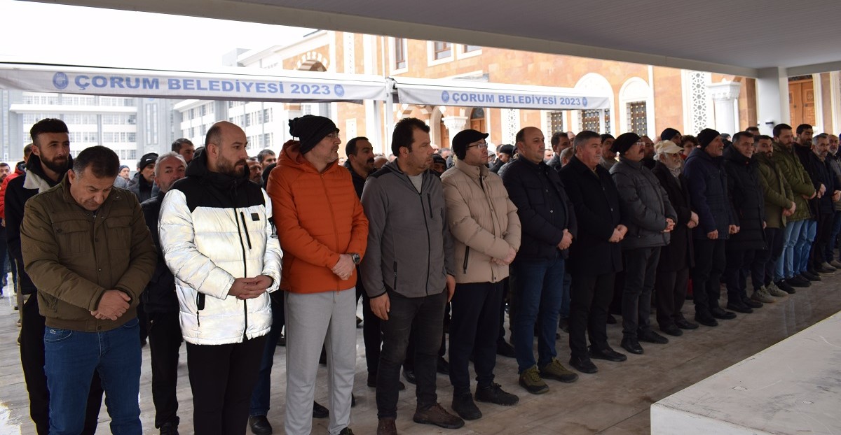 cenaze törenine müzisyenler ve çok sayıda vatandaş katıldı