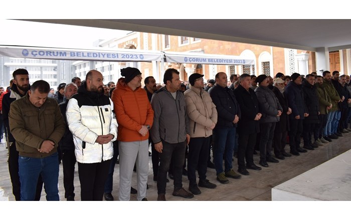 cenaze törenine müzisyenler ve çok sayıda vatandaş katıldı