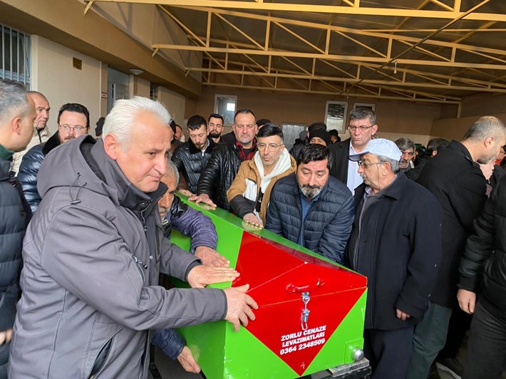Cenaze törenine siyasi partilerin il başkanları da katıldı