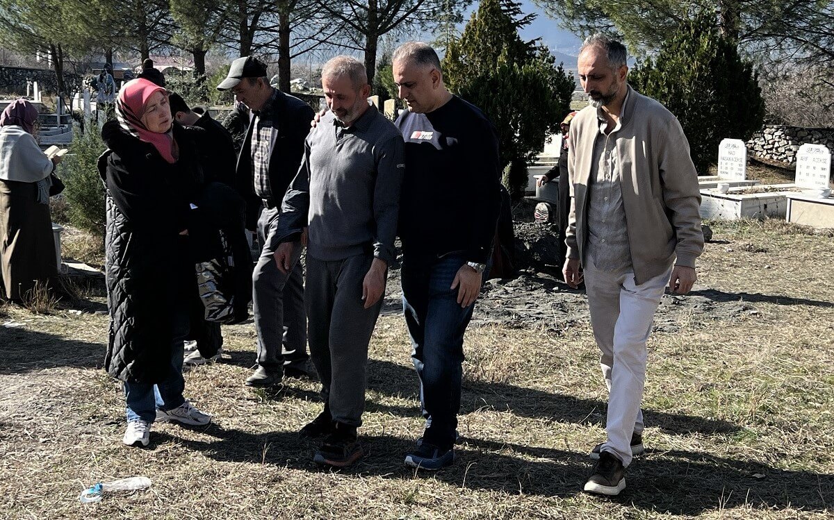 Cenazede ailenin yakınları sinir krizi geçirerek yaşanan olaya tepki gösterdiler (1)