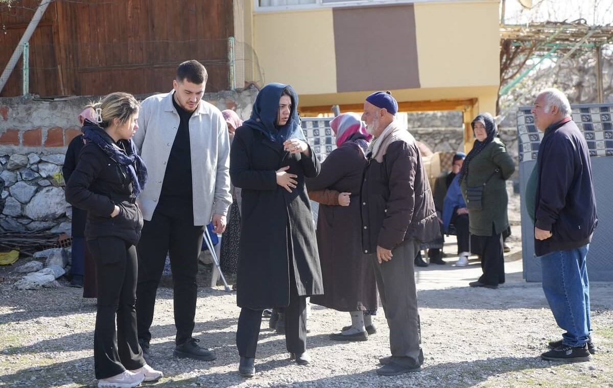 Cenazede ailenin yakınları sinir krizi geçirerek yaşanan olaya tepki gösterdiler (2)