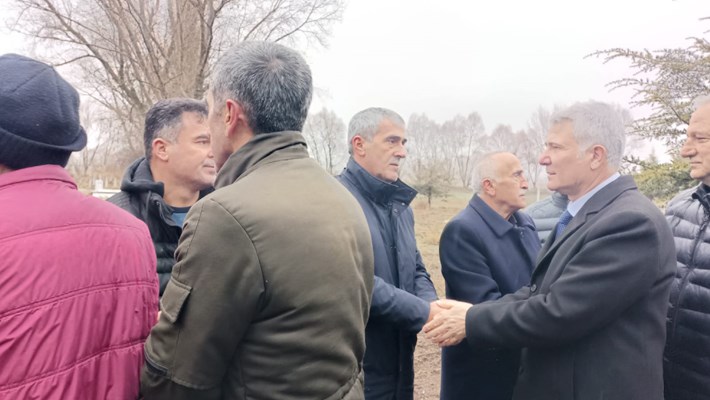 Cenazeye katılanlar Yalçın ailesine tayize dileklerini iletti (1)