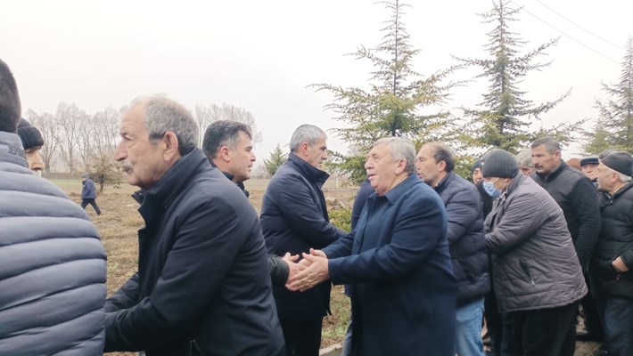Cenazeye katılanlar Yalçın ailesine tayize dileklerini iletti (2)
