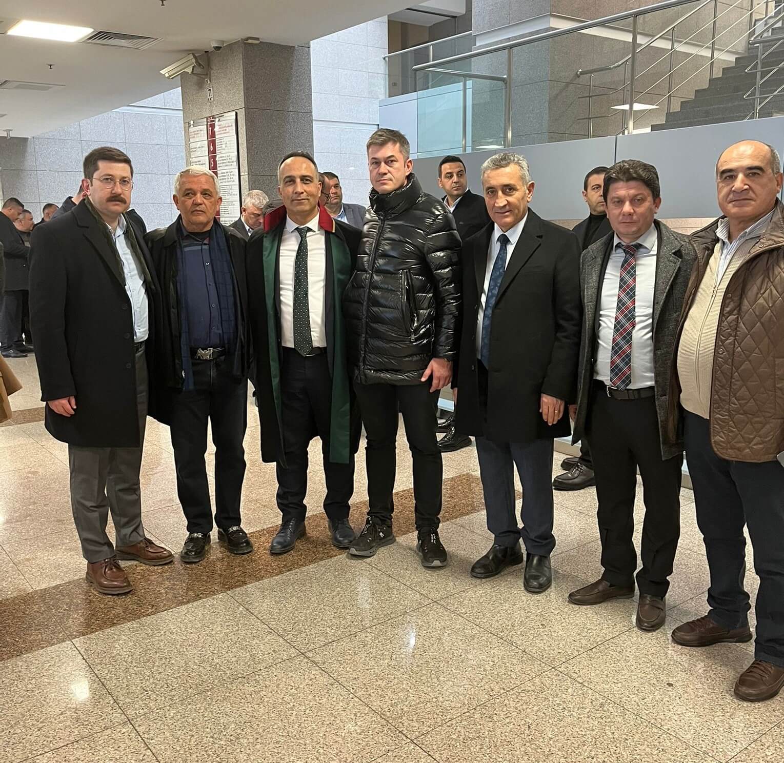 CHP Çorum İl Başkanı Dinçer Solmaz ve Kargı İlçe Başkanı Kemal Dümenci, Çağlayan Adliyesi önünde (1)