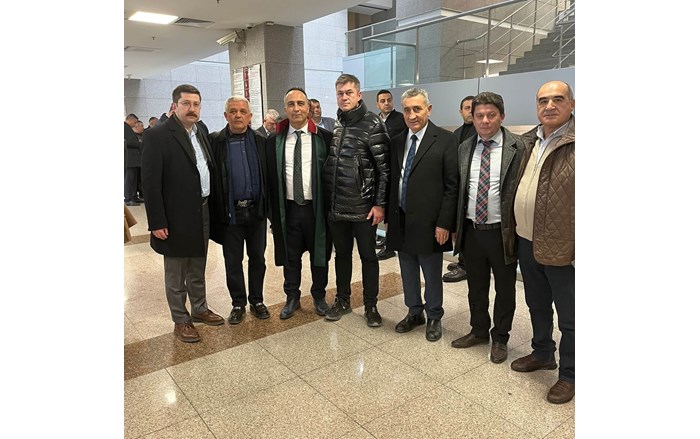 CHP Çorum İl Başkanı Dinçer Solmaz ve Kargı İlçe Başkanı Kemal Dümenci, Çağlayan Adliyesi önünde (1)
