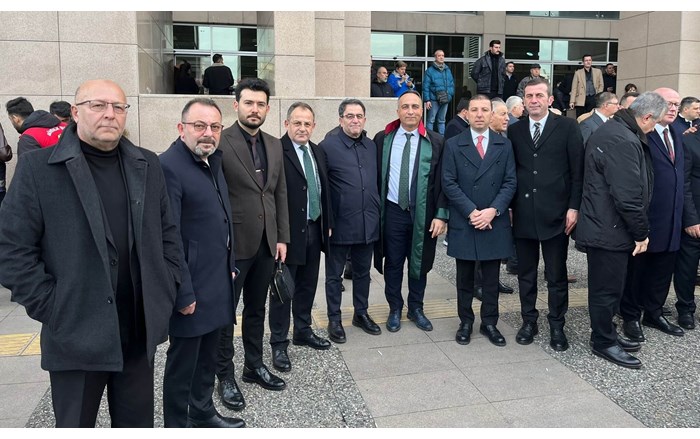 CHP Çorum İl Başkanı Dinçer Solmaz ve Kargı İlçe Başkanı Kemal Dümenci, Çağlayan Adliyesi önünde (2)