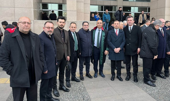 CHP Çorum İl Başkanı Dinçer Solmaz ve Kargı İlçe Başkanı Kemal Dümenci, Çağlayan Adliyesi önünde (2)