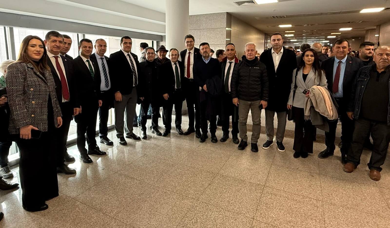 CHP Çorum İl Başkanı Dinçer Solmaz ve Kargı İlçe Başkanı Kemal Dümenci, Çağlayan Adliyesi önünde (4)