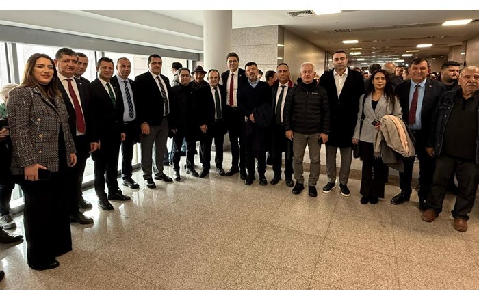 CHP Çorum İl Başkanı Dinçer Solmaz ve Kargı İlçe Başkanı Kemal Dümenci, Çağlayan Adliyesi önünde (4)