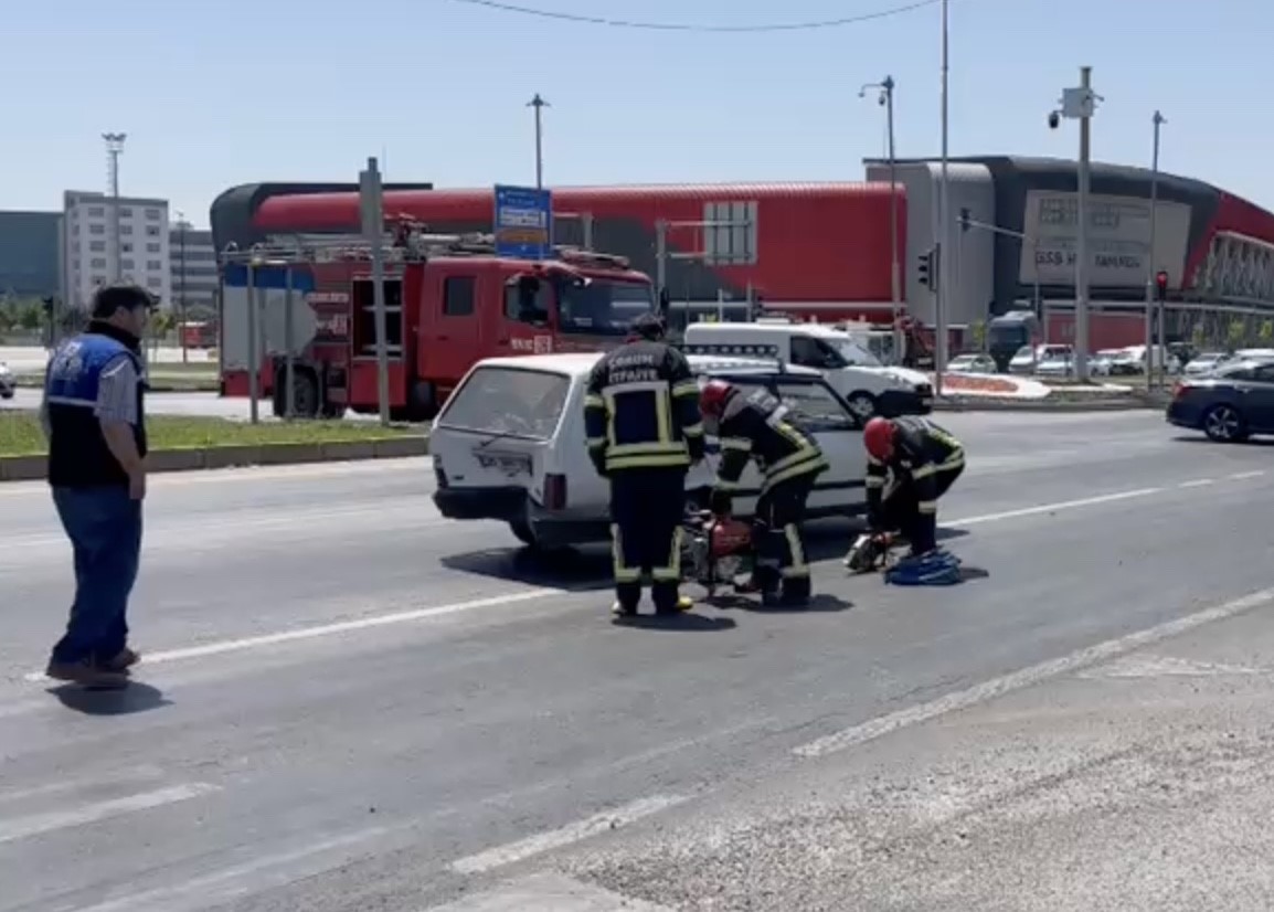 Çorum Ankara karayolu Çorum Stadı mevkiinde meydana gelen kazada 3 kişi yaralandı