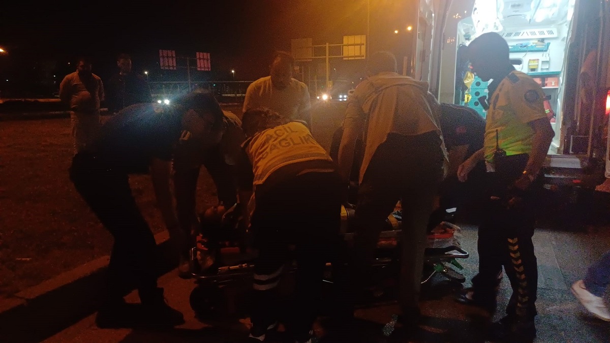 Çorum Ankara karayolu üzerindeki Toptancılar Kavşağı’nda meydana gelen zincirleme trafik kazasında biri sivil polis aracı olmak üzere toplam 5 araç çarpıştı (3)