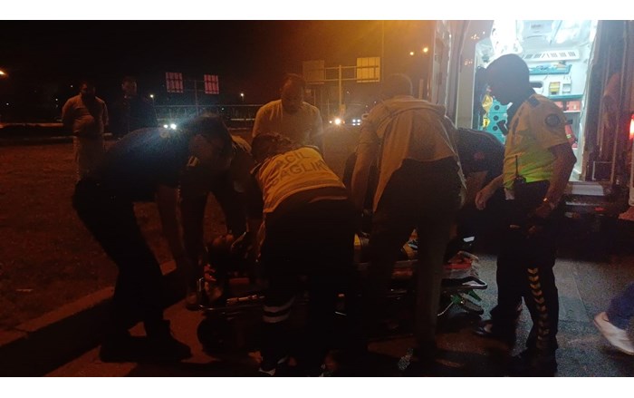 Çorum Ankara karayolu üzerindeki Toptancılar Kavşağı’nda meydana gelen zincirleme trafik kazasında biri sivil polis aracı olmak üzere toplam 5 araç çarpıştı (3)