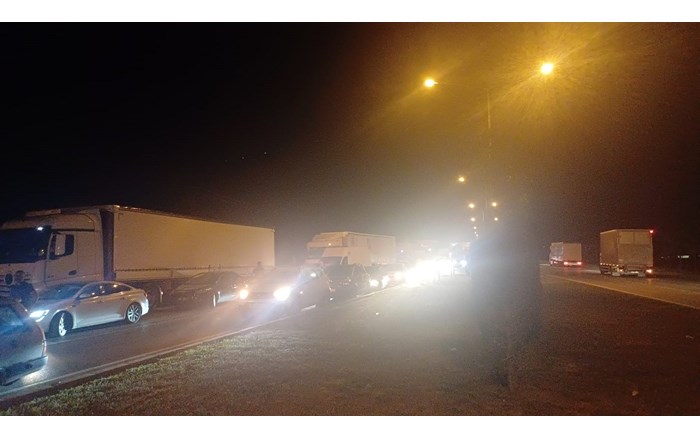 Çorum Ankara karayolu üzerindeki Toptancılar Kavşağı’nda meydana gelen zincirleme trafik kazasında biri sivil polis aracı olmak üzere toplam 5 araç çarpıştı (4)