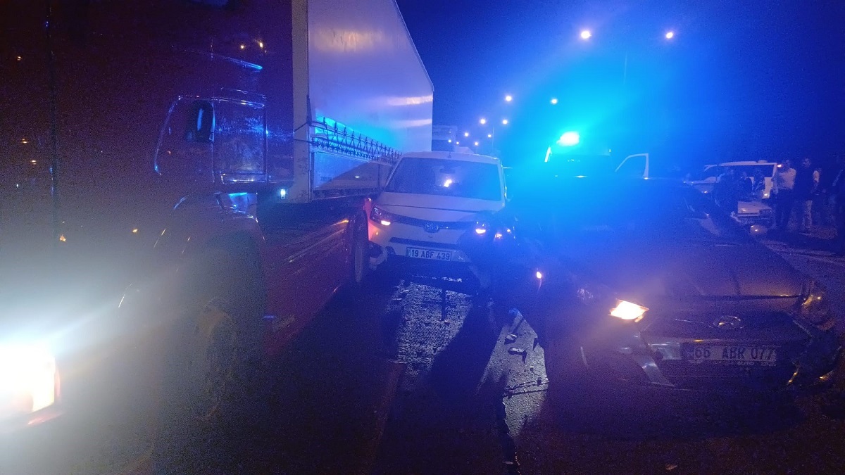 Çorum Ankara karayolu üzerindeki Toptancılar Kavşağı’nda meydana gelen zincirleme trafik kazasında biri sivil polis aracı olmak üzere toplam 5 araç çarpıştı (5)