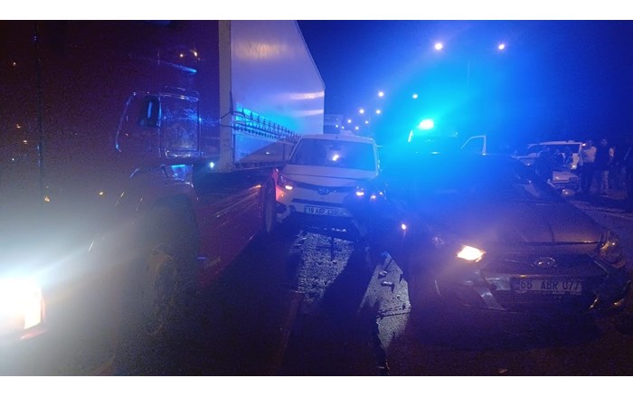 Çorum Ankara karayolu üzerindeki Toptancılar Kavşağı’nda meydana gelen zincirleme trafik kazasında biri sivil polis aracı olmak üzere toplam 5 araç çarpıştı (5)