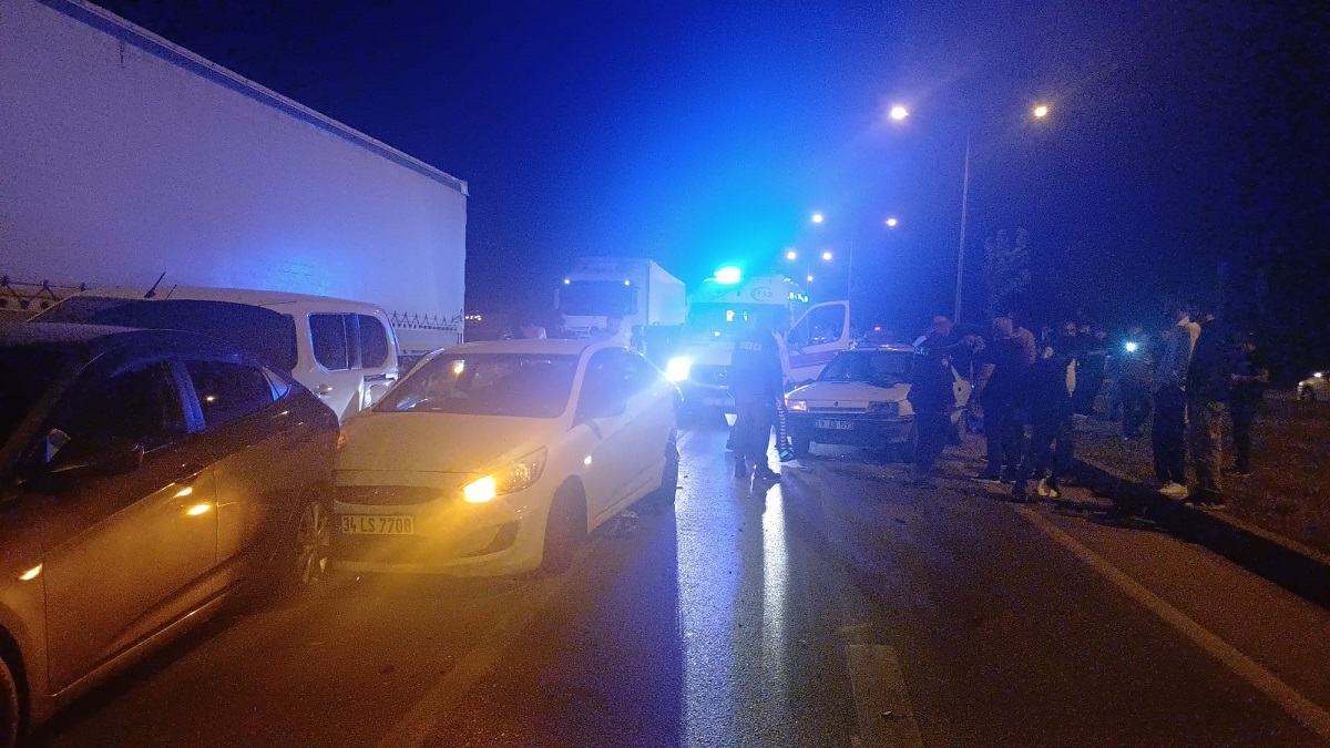 Çorum Ankara karayolu üzerindeki Toptancılar Kavşağı’nda meydana gelen zincirleme trafik kazasında biri sivil polis aracı olmak üzere toplam 5 araç çarpıştı (7)