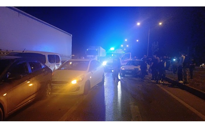 Çorum Ankara karayolu üzerindeki Toptancılar Kavşağı’nda meydana gelen zincirleme trafik kazasında biri sivil polis aracı olmak üzere toplam 5 araç çarpıştı (7)