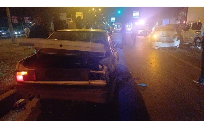 Çorum Ankara karayolu üzerindeki Toptancılar Kavşağı’nda meydana gelen zincirleme trafik kazasında biri sivil polis aracı olmak üzere toplam 5 araç çarpıştı (8)