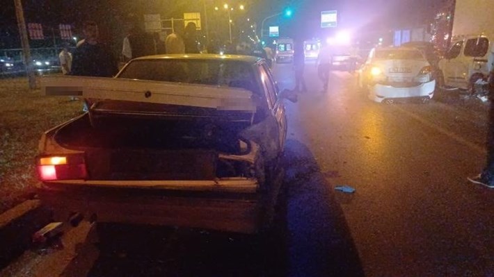 Çorum Ankara karayolu üzerindeki Toptancılar Kavşağı’nda meydana gelen zincirleme trafik kazasında biri sivil polis aracı olmak üzere toplam 5 araç çarpıştı (8)