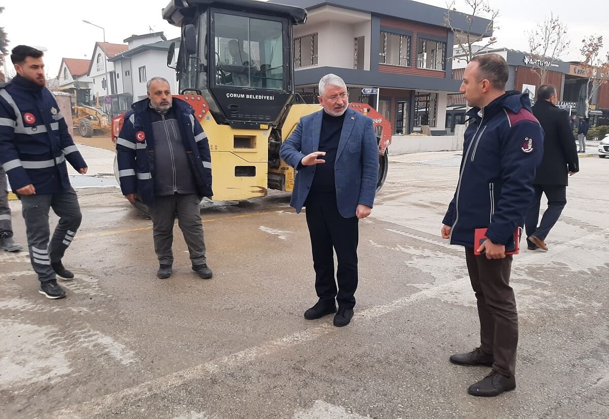 Çorum Belediyesi Fen İşleri Müdürlüğü ekipleri Binevler'de kaldırım ve asfalt çalışması yapıyor (1)