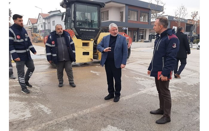 Çorum Belediyesi Fen İşleri Müdürlüğü ekipleri Binevler'de kaldırım ve asfalt çalışması yapıyor (1)