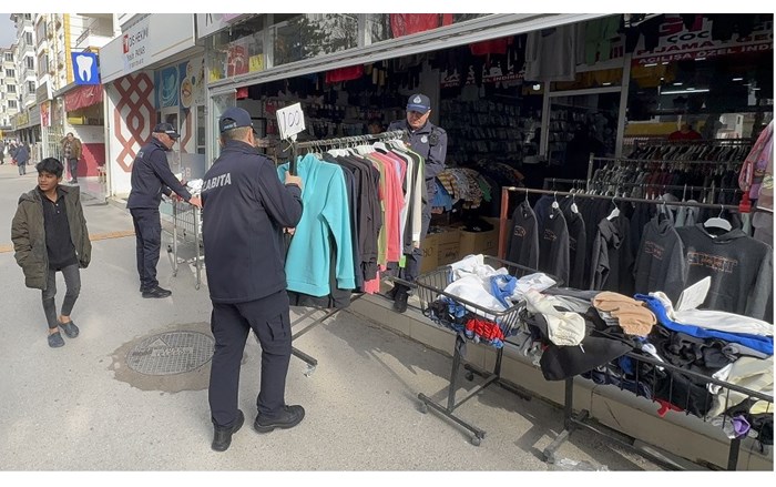 Çorum Belediyesi zabıta ekipleri kaldırım işgali denetimi yaptı (1)