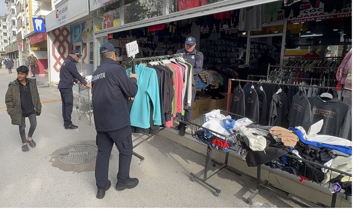 Çorum Belediyesi zabıta ekipleri kaldırım işgali denetimi yaptı (1)