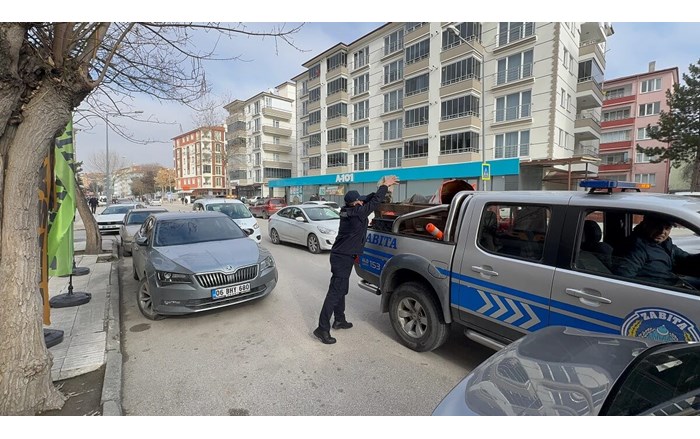 Çorum Belediyesi zabıta ekipleri kaldırım işgali denetimi yaptı (2)