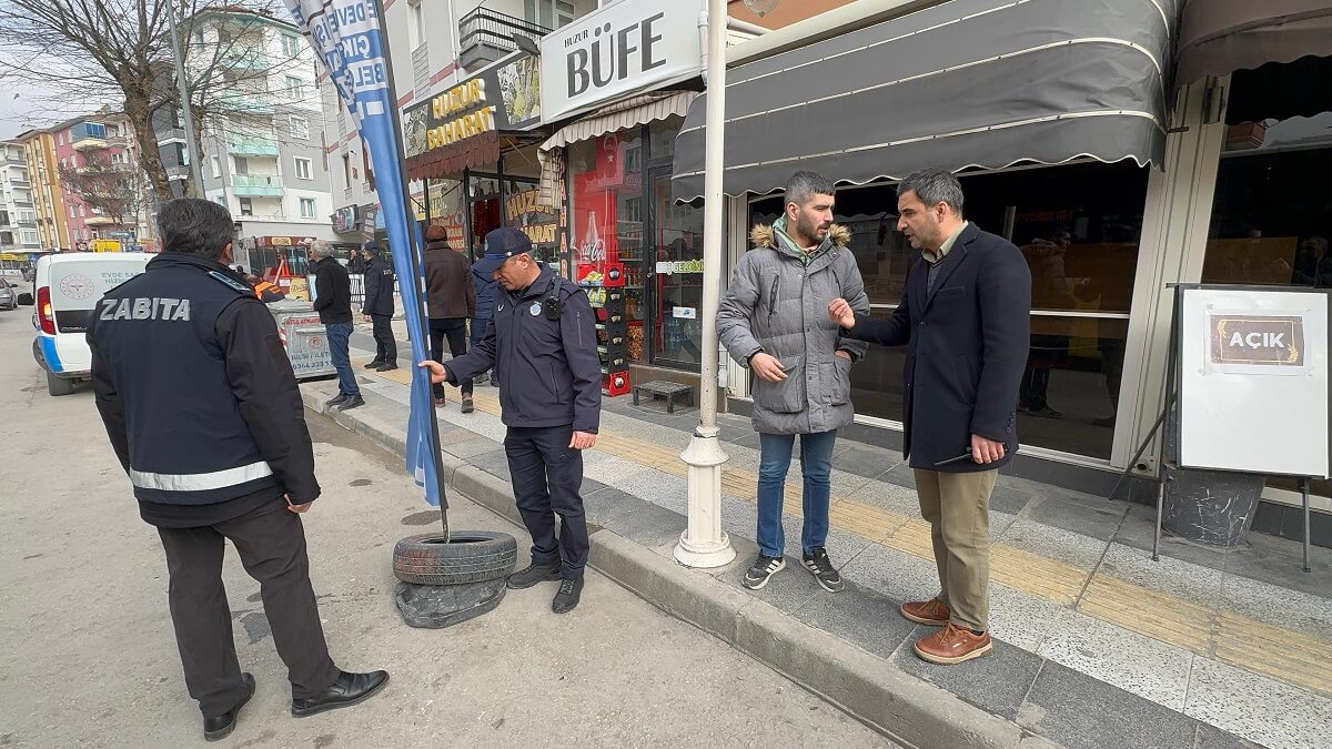 Çorum Belediyesi zabıta ekipleri kaldırım işgali denetimi yaptı (4)