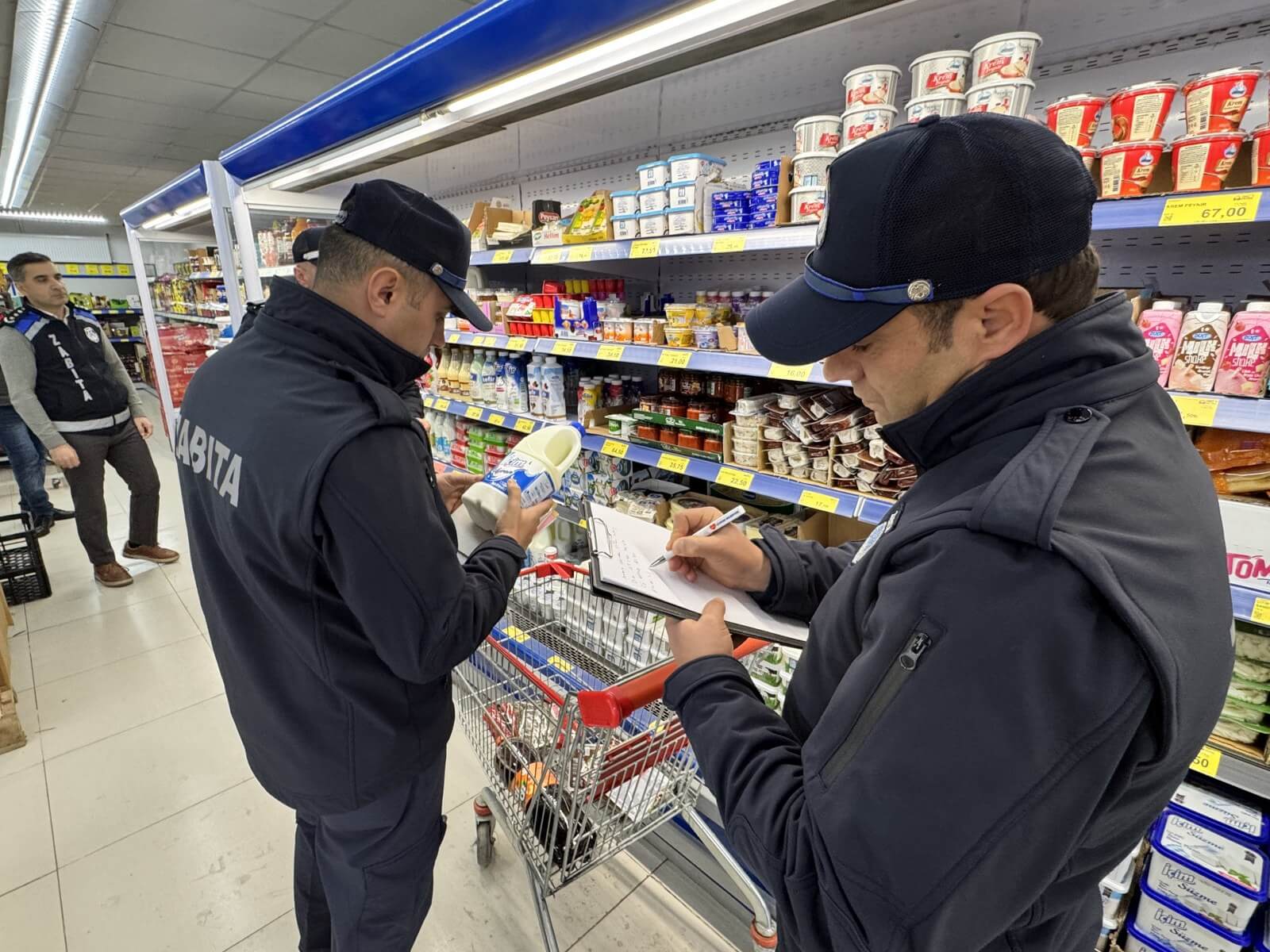 Çorum Belediyesi zabıta ekipleri zincir marketleri denetledi