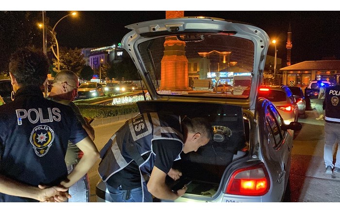 Çorum Emniyet Müdürlüğü Asayiş ve Trafik Şubesi ekipleri, huzur uygulaması yaptı (2)