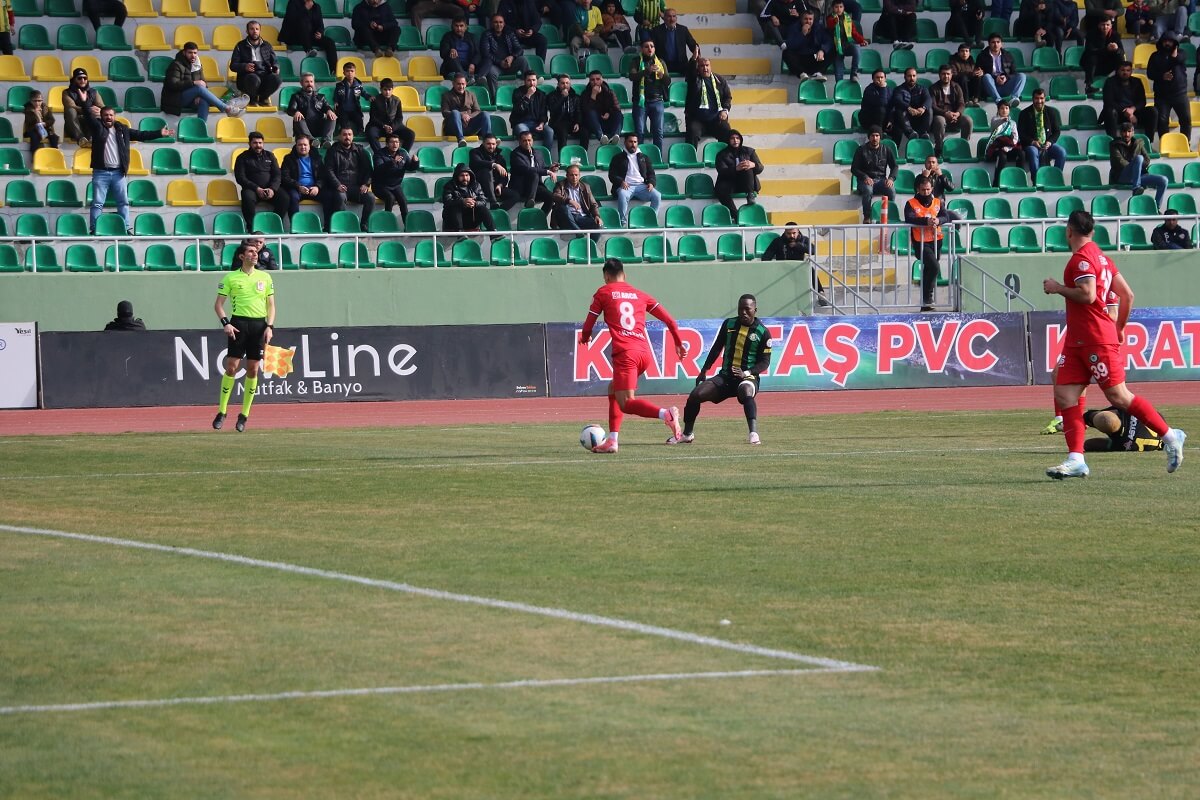 Çorum FK, deplasmanda karşılaştığı Şanlıurfaspor ile 0 0 berabere kaldı (7)