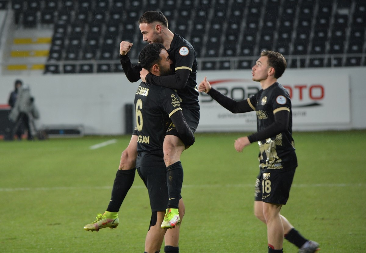 Çorum FK, konuk ettiği Manisa FK'yi 3 2 mağlup etti (1)