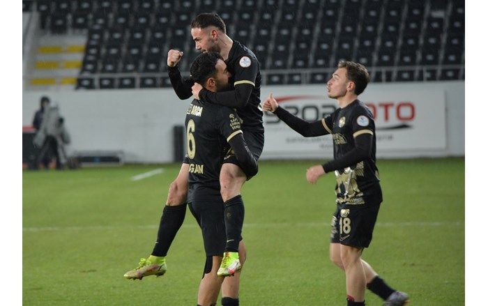 Çorum FK, konuk ettiği Manisa FK'yi 3 2 mağlup etti (1)