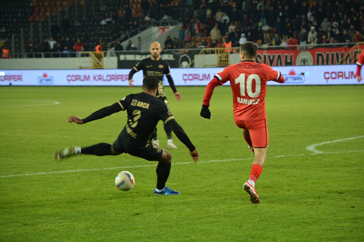 Çorum FK, konuk ettiği Manisa FK'yi 3 2 mağlup etti (2)