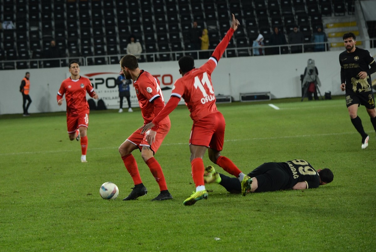 Çorum FK, konuk ettiği Manisa FK'yi 3 2 mağlup etti (5)