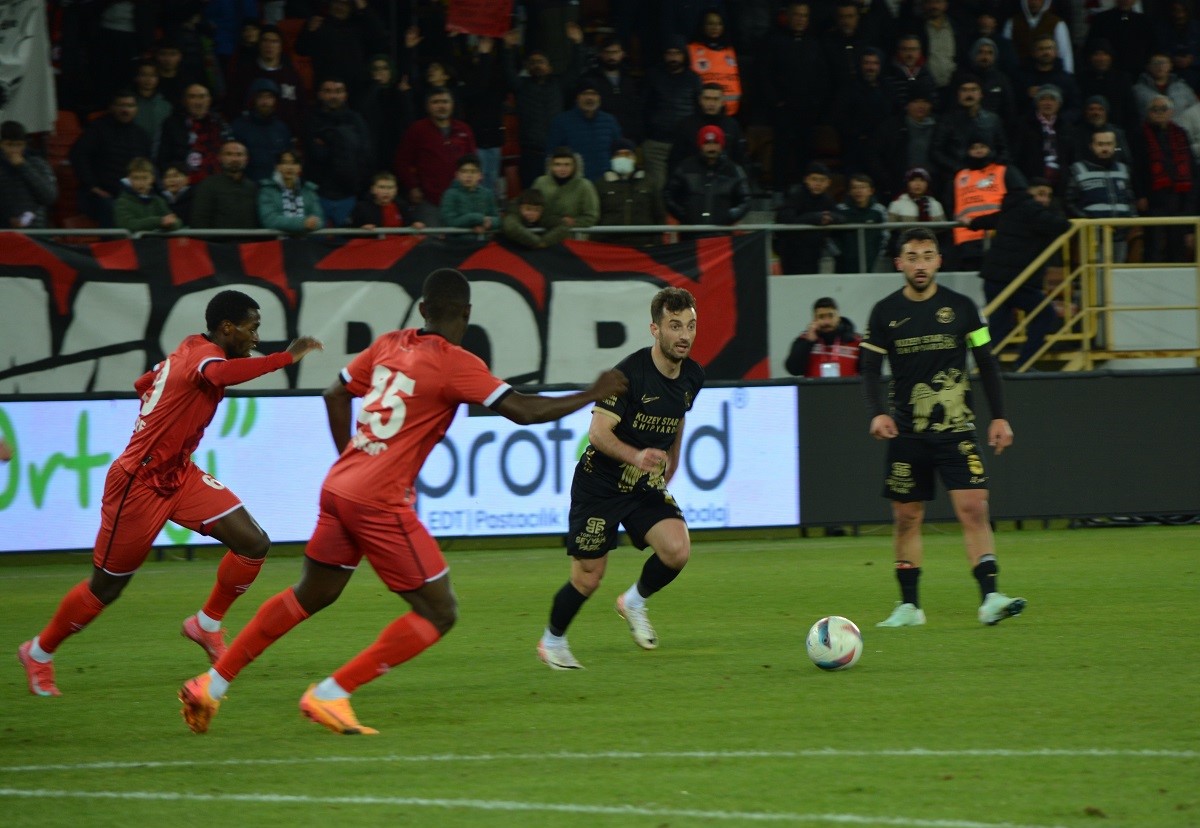 Çorum FK, konuk ettiği Manisa FK'yi 3 2 mağlup etti (8)