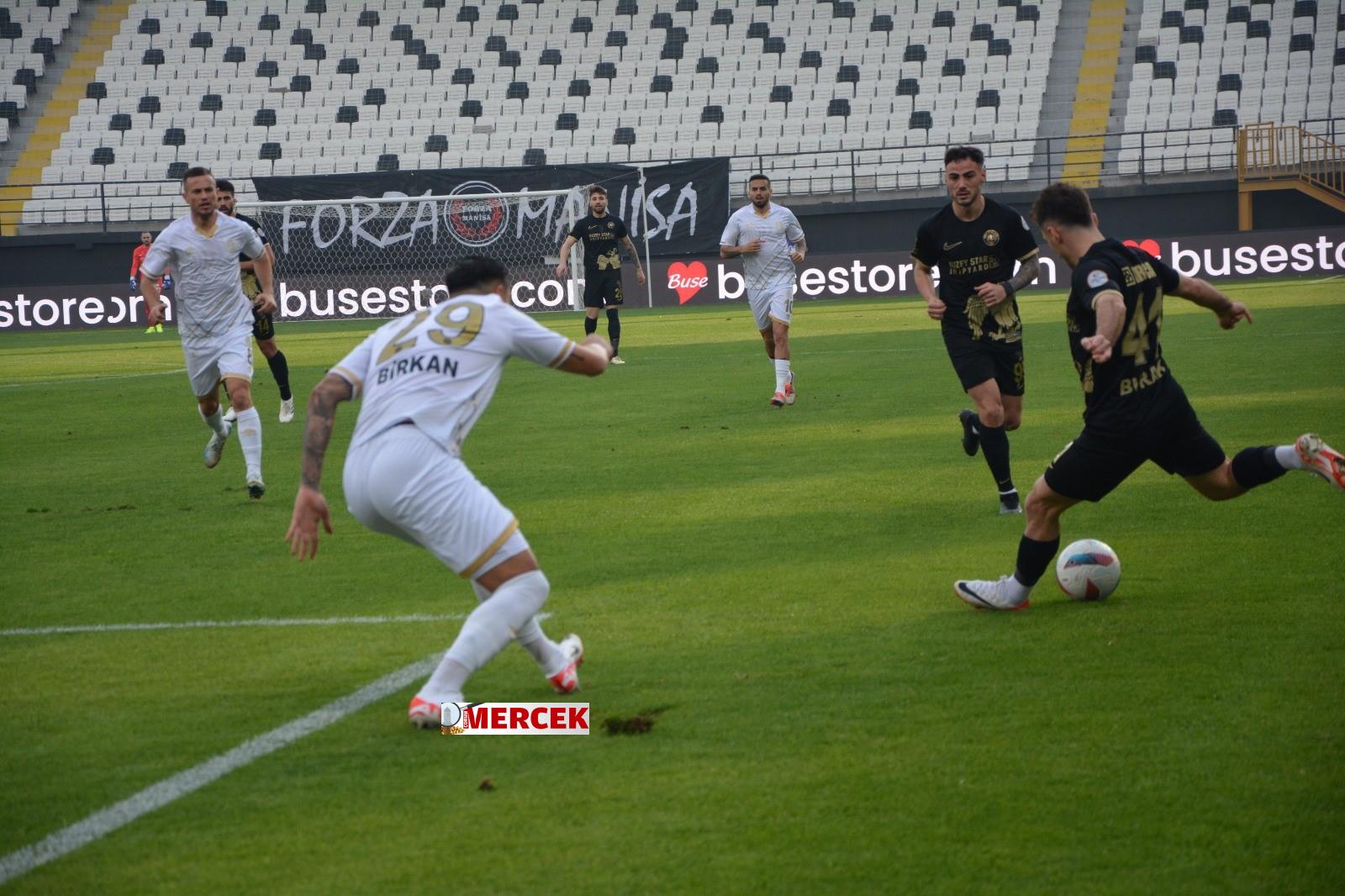 Çorum FK oyuncusu şut çekerken