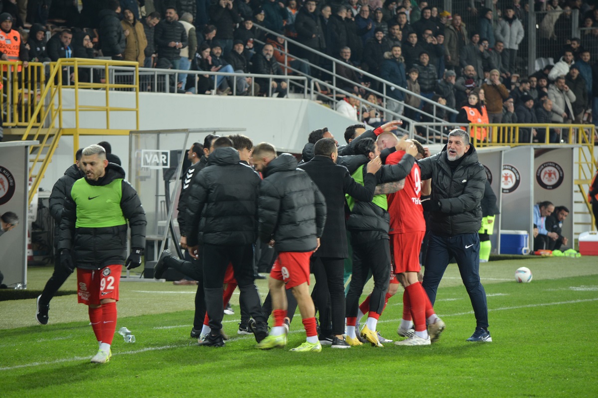 Çorum FK, sahasında ağırladığı Bandırmaspor'u 4 0 yendi (1)