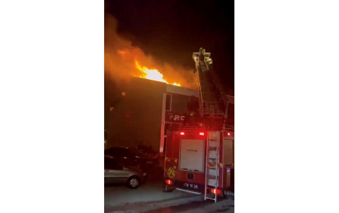 Çorum Galericiler Sitesi'nde bir işyerinde çıkan yangında hasar büyük oldu