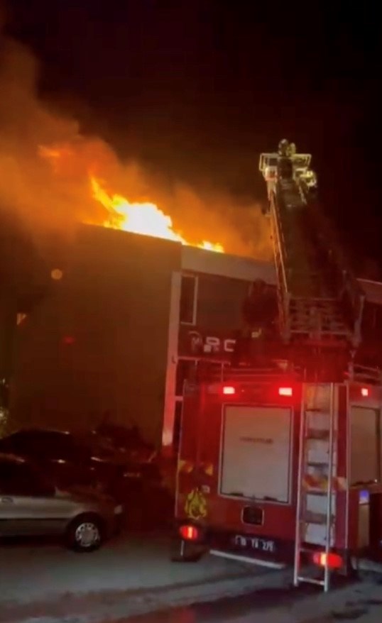 Çorum Galericiler Sitesi'nde bir işyerinde çıkan yangında hasar büyük oldu